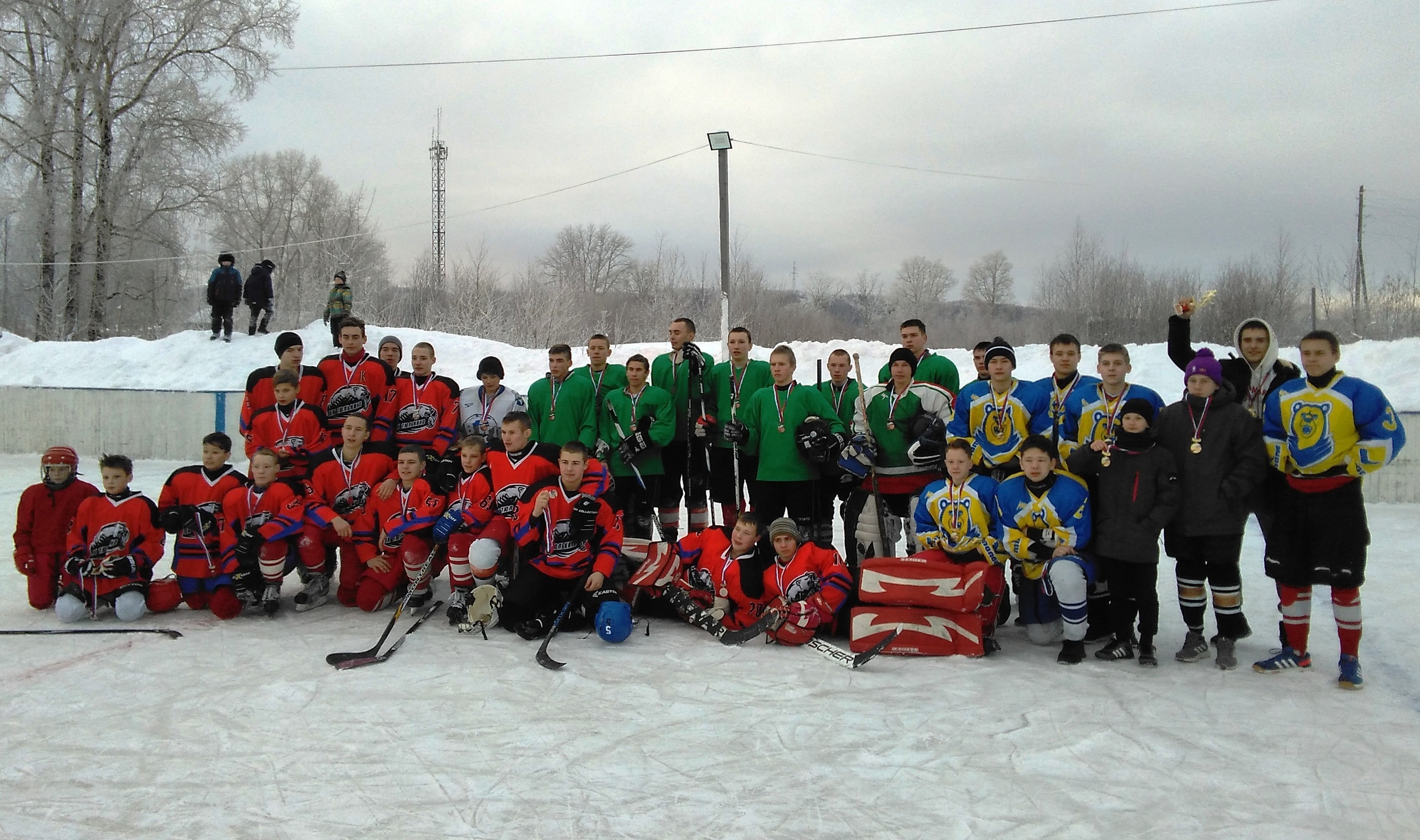 7 января на хоккейном корте посёлка Тюлькино Соликамского городского округа состоялся традиционный Открытый Рождественский турнир по хоккею